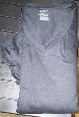 Gildan Light Cotton Men's Tagless Solid Gray V-Neck Short Sleeve Tee L 11 shirts