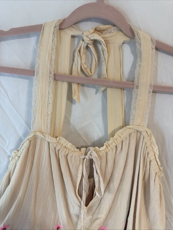 Regata bordada Free People Halter com detalhe de renda amarrado nas costas e design de flor XS - Imagem 2 de 4