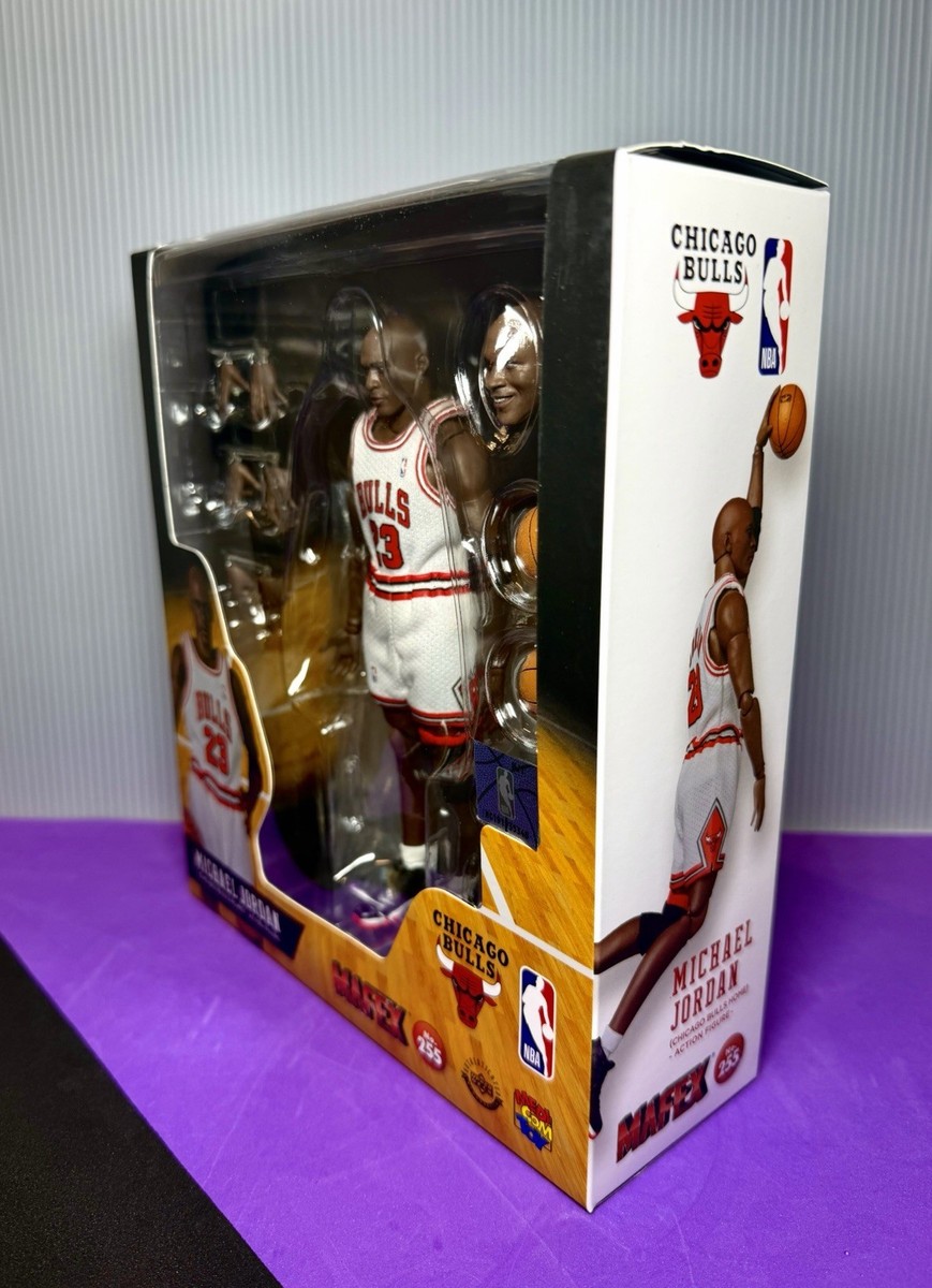 Medicom Toy Mafex: MICHAEL JORDAN (Chicago Bulls Home) Action