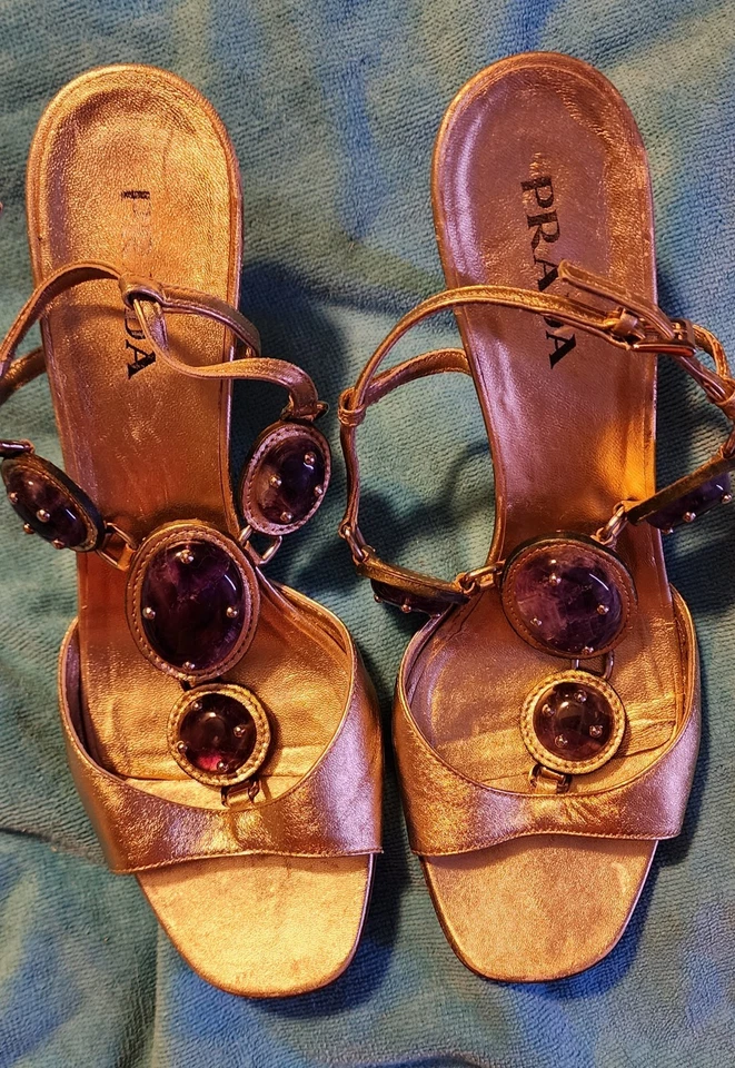 Sandalias de tacón PRADA metálicas doradas amatista púrpura cristal 37,5, 7 EE. UU. Foto 2 de 4