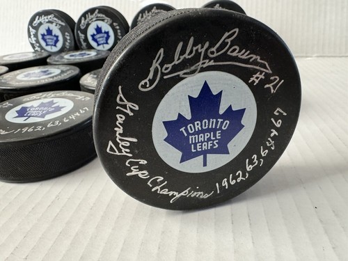 Discos de hockey Bobby Baun Toronto Maple Leafs firmados inscritos oficiales en vidrio de la NHL - Imagen 6 de 8