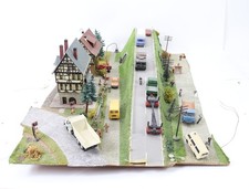 Spur H0 Diorama Landschaft Gebäude Landstraße und Tunnel PKW's Figuren Stadt