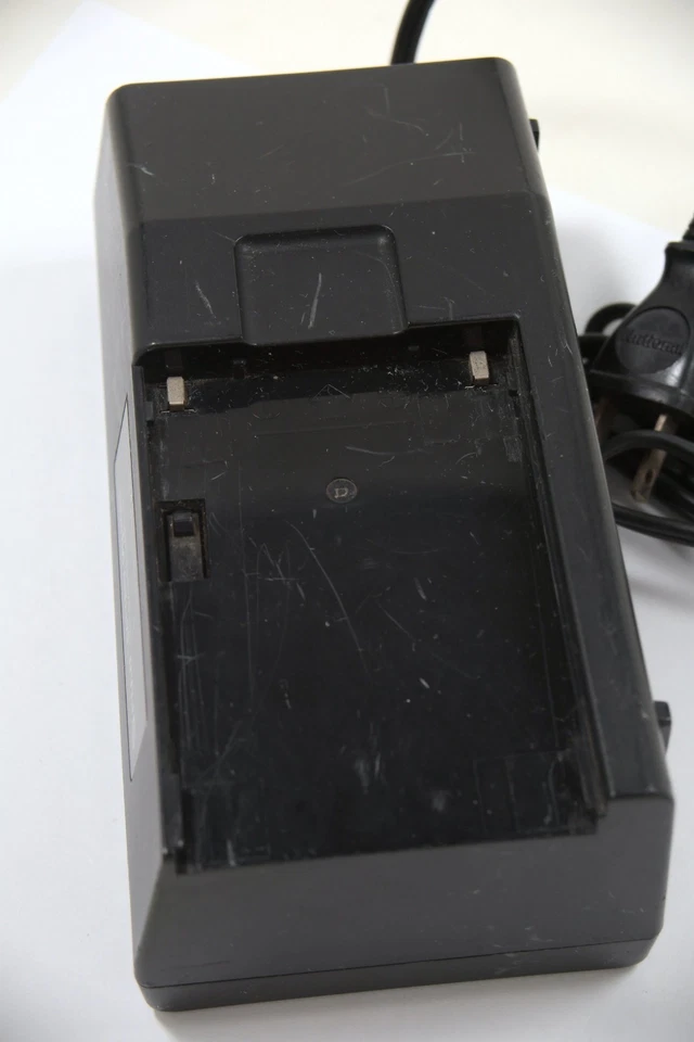 Cargador de Batería Fuji GX680 Modelo 91-41438 MDBD AC 100V Entrada, DC 8.7V 0.8A Foto 4 de 4