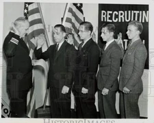 1941 Press Photo Navy Lt. Cmdr. H.E. Curlee swears in recruits in Philadelphia