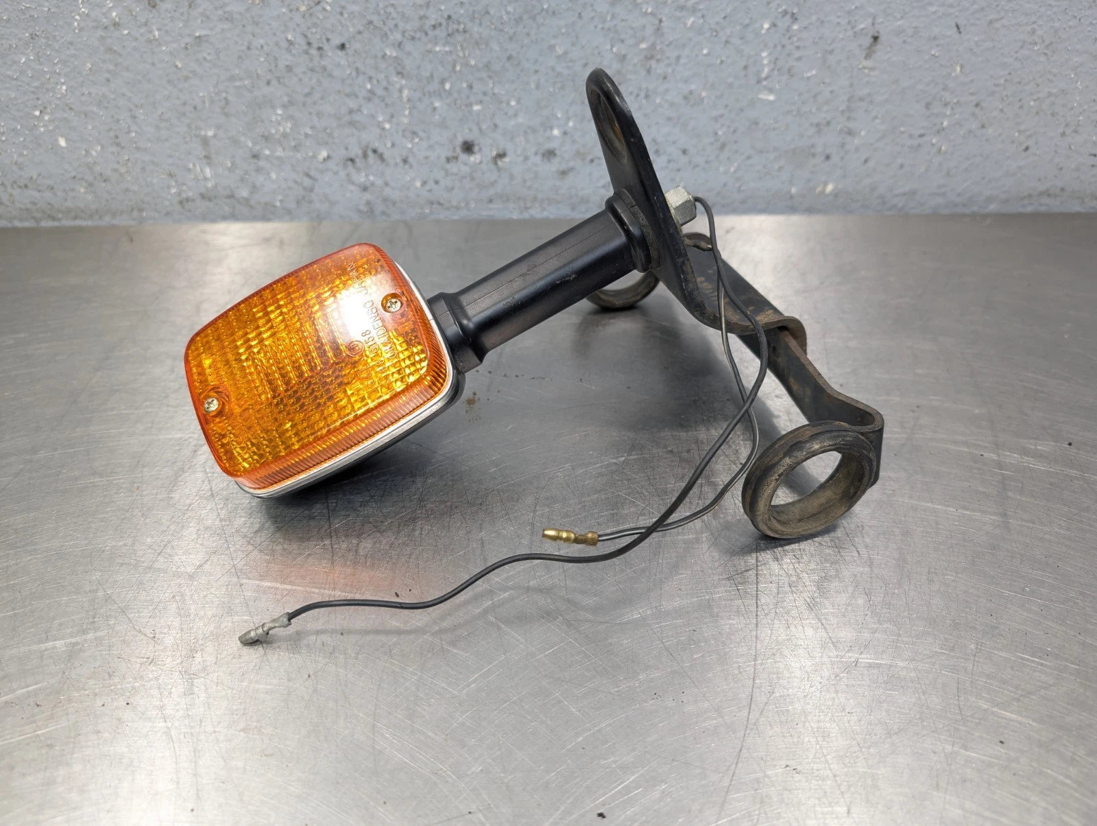 Suzuki GS650E GS550M GS650G Front Blinkers w/ ONE Mounting Bracket