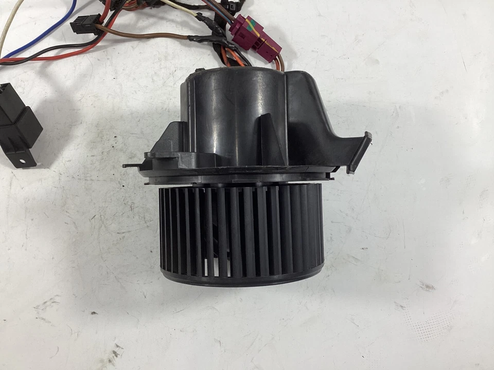 Mercedes-Benz E300 2009-2016 motor soplador y ventilador 2128200708 OEM. Foto 2 de 4
