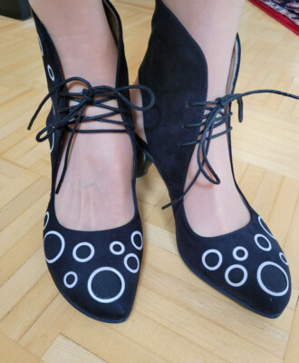 Pumps aus Leder. NEU! Größe 40,5. Schwarz-weiß mit Schnürsenkel