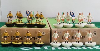 SUBBUTEO 2 HW TEAMS REF 6 HULL & REF 21 LEEDS IN ORIGINAL NUMBERED BOXES.