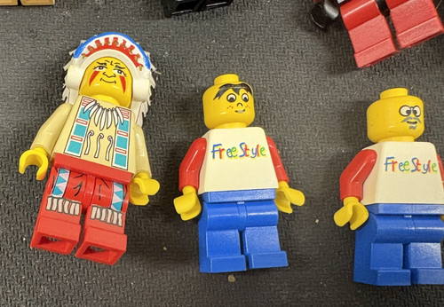 38 minifigurek LEGO, w tym minifigurka wodza plemiennego - wszystkie luźne 3 bez nóg - Zdjęcie 2 z 5