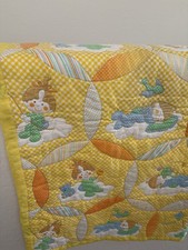 VTG YELLOW  WHITE QUILTED BABY CRIB BLANKET W/BUNNIES 40" X 44"