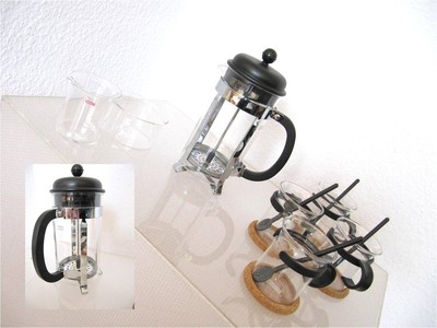 BODUM KAFFEEBEREITER mit 4 TASSEN, LÖFFELN, UNTERSETZERN, MILCH + ZUCKER