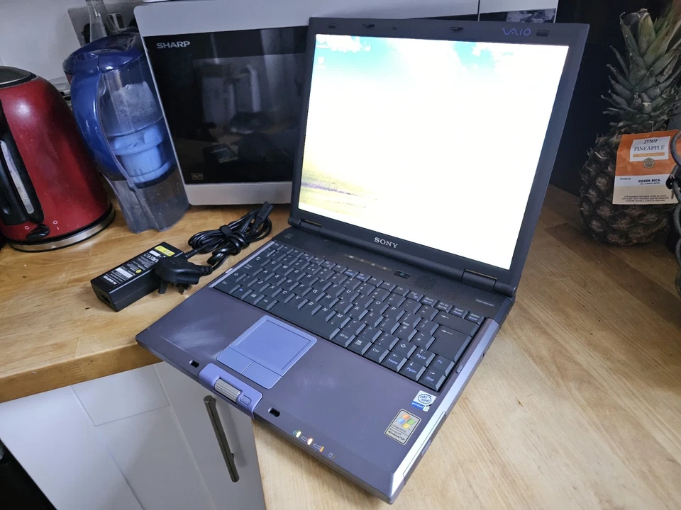 Retro Sony Vaio 15.1" Intel Pentium III 80GB HDD 256MB RAM Windows XP Laptop - Image 3 of 4