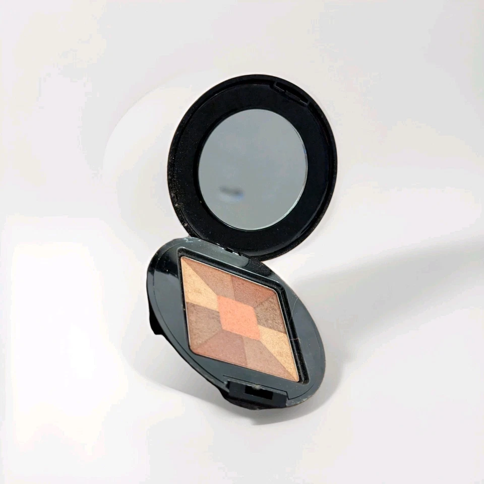 SIGNATURE CLUB A Topaz Facets Bronzing Powder .39 / 11 g  - Image 3 of 4
