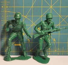 Vintage Large 5 Tall Green Army Men Lot Of 2 Plastic Unbranded