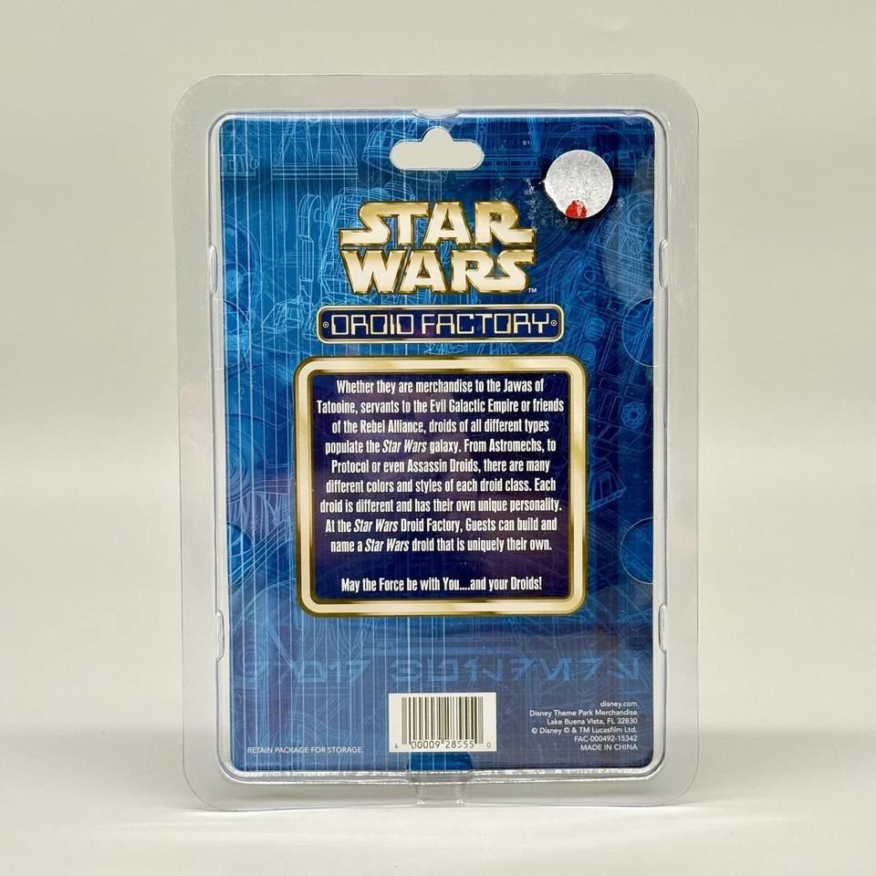 Figura de acción Star Wars Droid Factory: R2-D2 con sombrero de Mickey Mouse de los parques de Disney Foto 4 de 4