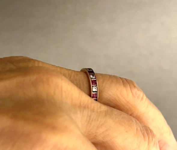 1940s PRETTY VINTAGE 9ct YELLOW GOLD FULL ETERNITY RING RUBY & ROCK CRYSTAL UK L - Image 3 of 4