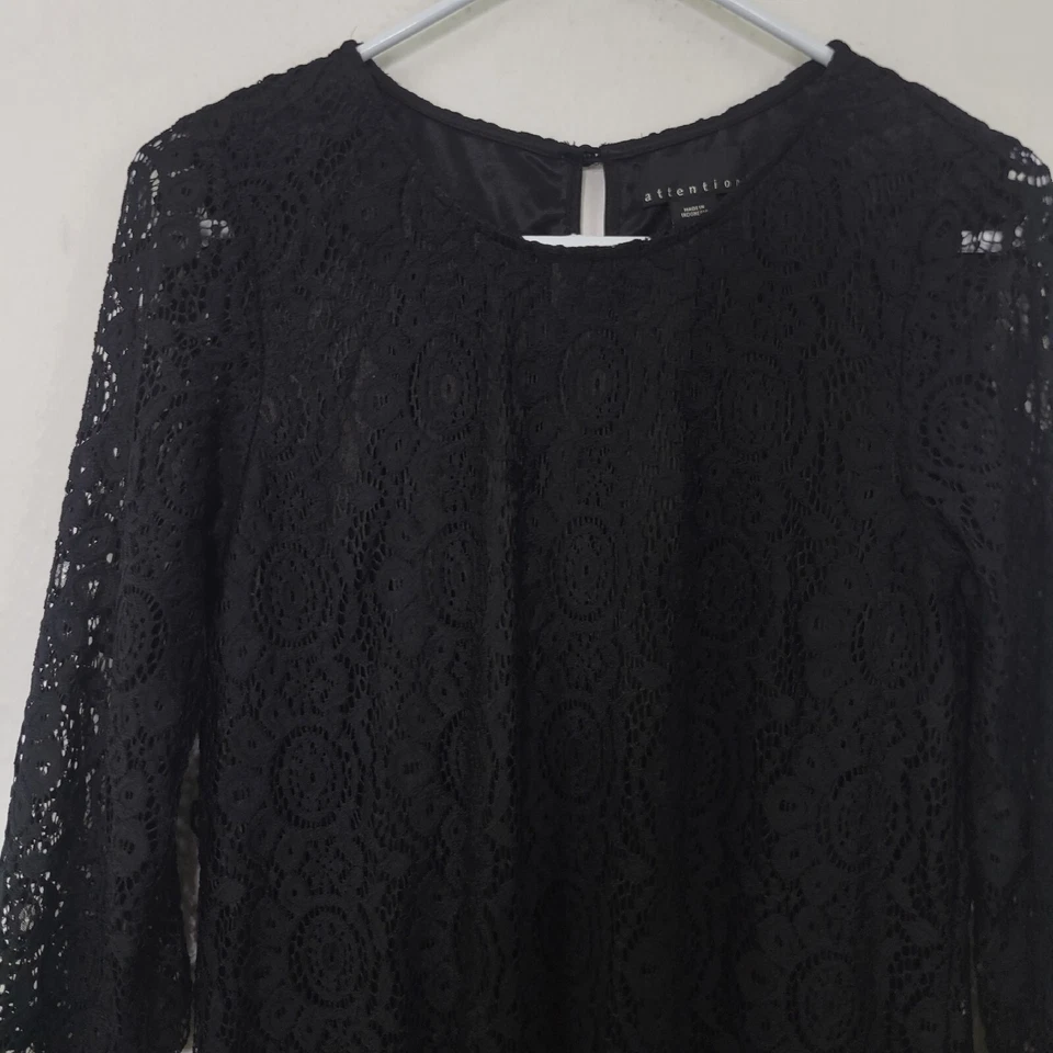 Vestido recto Attention negro de encaje forrado de nailon manga larga para mujer talla pequeña Foto 3 de 4