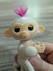 FINGERLINGS - Interactive Baby Monkey - Sophie (White with Pink Hair) WowWee Toy