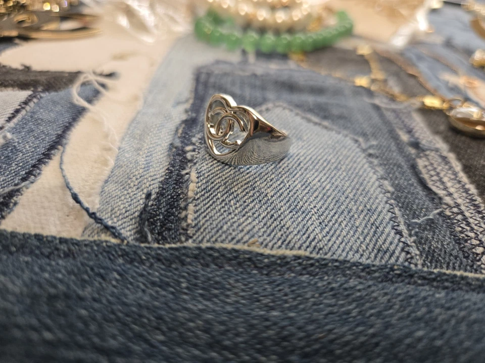 Anillo de corazón de diseñador de plata ajustable - bisutería de diseñador Foto 3 de 4