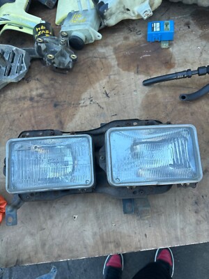 92 TO 98 ISUZU NPR W4500 W5500 RIGHT FRONT HEADLIGHT ASSEMBLY SEE PICS