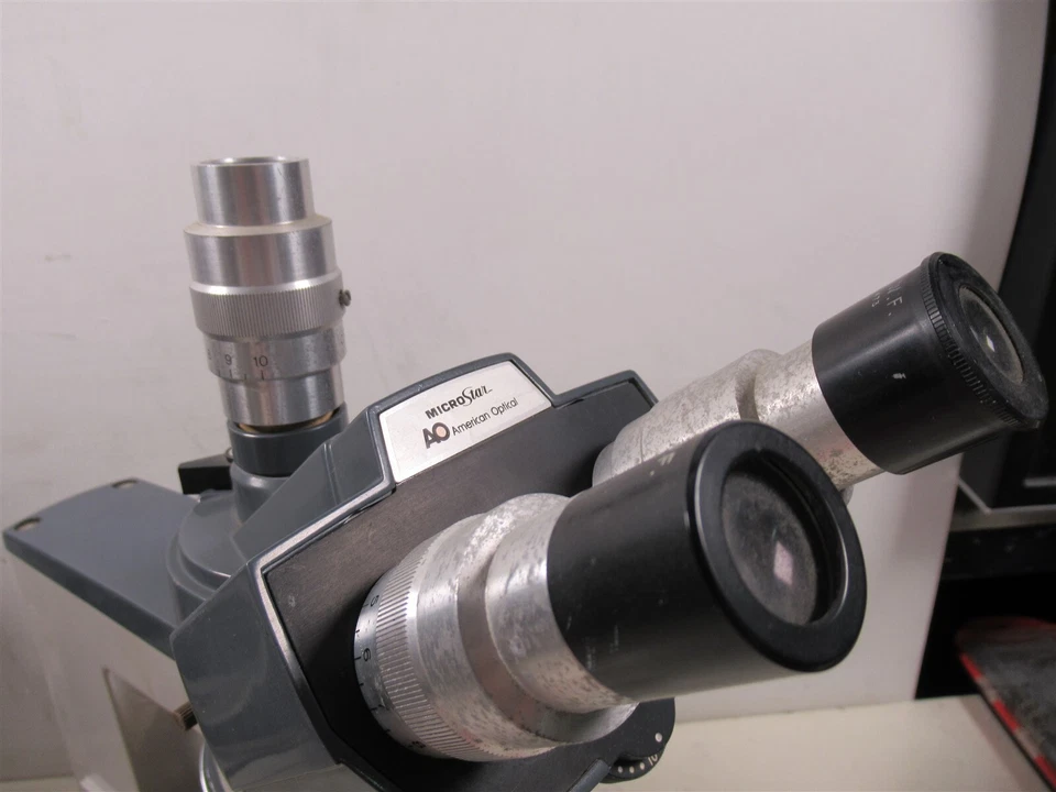 Microscopio trinocular AO American Optical One-Ten MicroStar con 5 objetivos Foto 2 de 4
