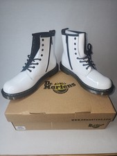 Dr. Martens Junior 1460 Y boot in white Romario leather.