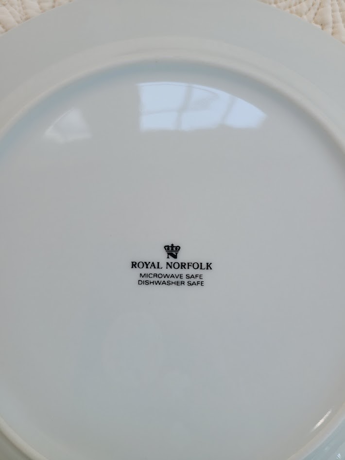 Royal Norfolk Christmas Dinner Plate 10 in Snowman Tree Holiday Serving