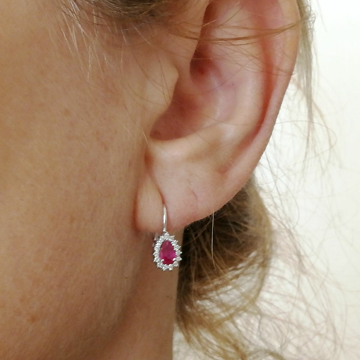 Boucles D'oreilles Pendantes En Or Blanc 18 Carats Avec Rubis Et Diamants - Dormeuses - Pierres Naturelles