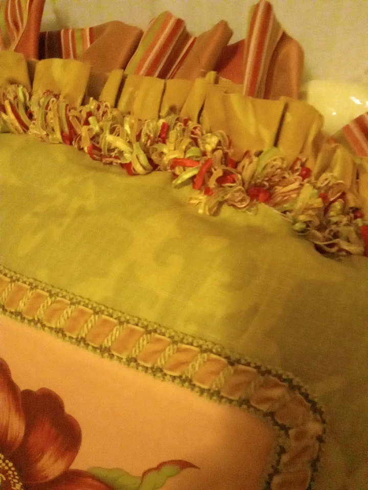 HERMOSO Cabecero Romántico de ALMOHADAS DE CAMA HECHAS A MEDIDA EXCELENTE ESTADO Foto 2 de 4