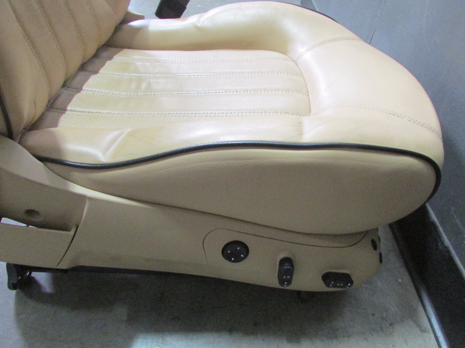 Maserati Quattroporte, RH, Right Front Seat, w/ Table, Beige, Used
