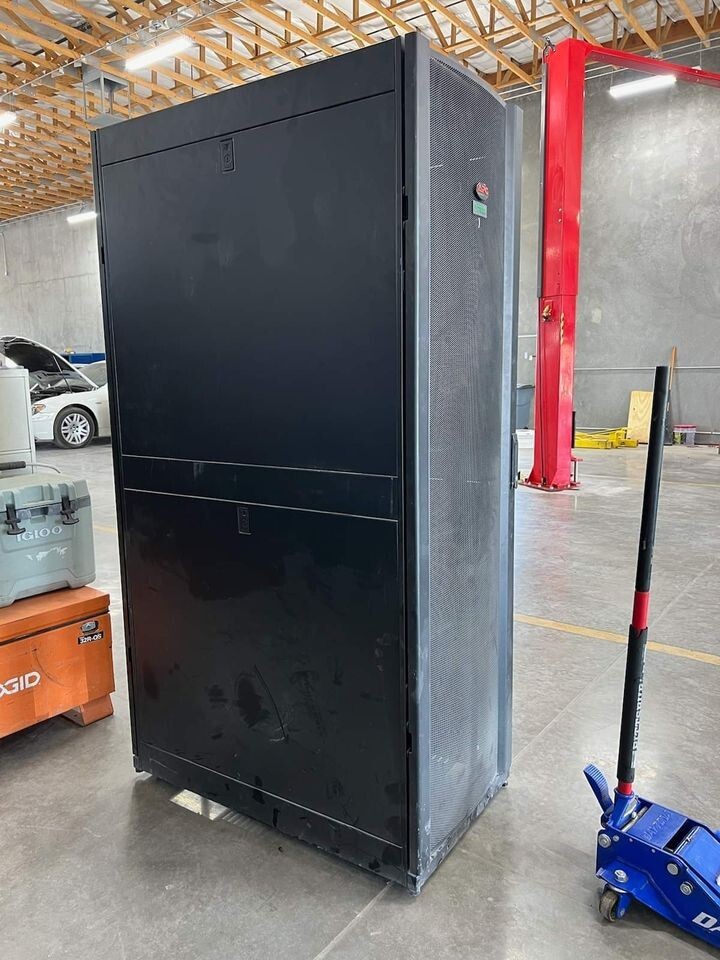 APC E242296 NetShelter SX 42U Server Rack 19
