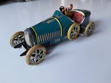 Riproduzione giocattolo d'epoca Bugatti di latta con meccanismo di movimento. 