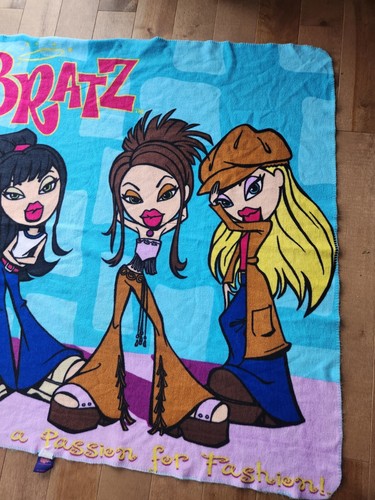 2003 Bratz Dolls Blanket Throw MGA 52.5"x47.5" Blue Purple Passion for Fashion - Picture 4 of 7