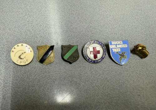 (5) vintage pins some hunting related