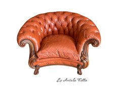Fauteuil baroque Chesterfield en cuir et bois sculpté - style classique