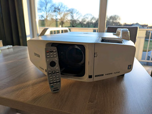 Epson EB-Z8450WU Beamer mit Ersatzteilen