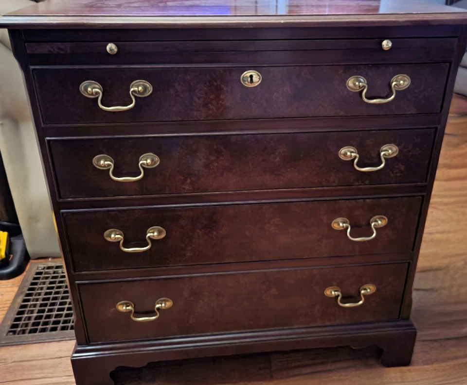 Baú de bacharel vintage Henkel Harris Virginia Galleries quatro gavetas mogno - Imagem 3 de 4