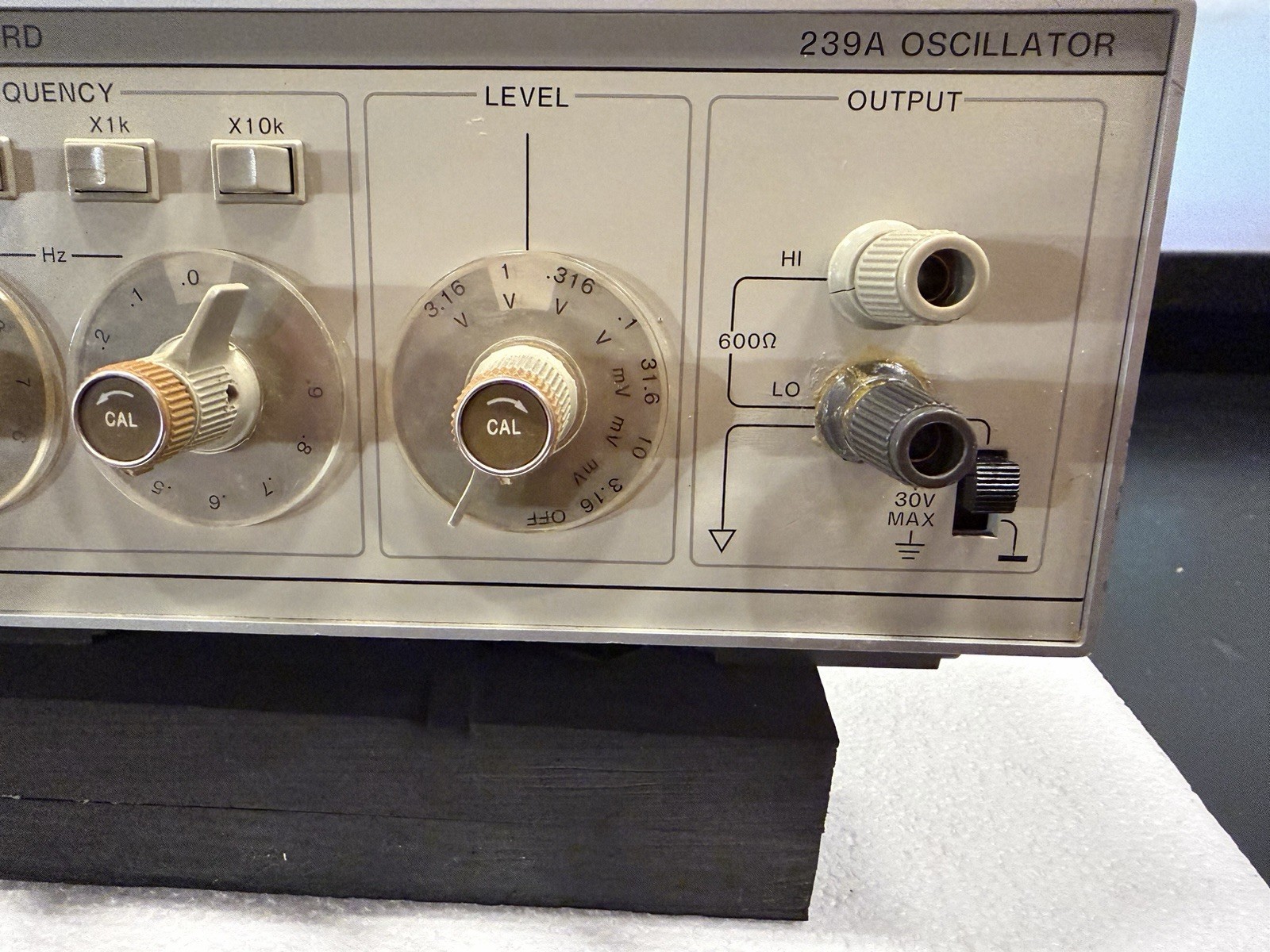 HP Hewlett Packard 239A Low Distortion Audio Oscillator 10 Hz to 110 kHz Tested