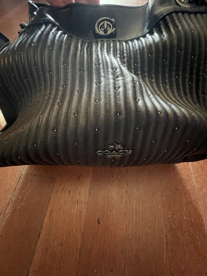 Bolso de hombro Coach Turnlock Edie negro con acolchado y remaches Foto 2 de 4