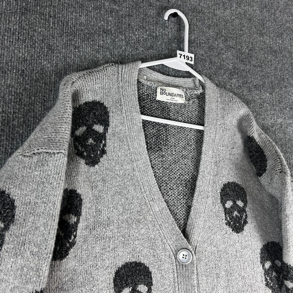 Cardigã suéter feminino No Boundaries grande cinza estampa de caveira gola V botão malha - Imagem 3 de 4