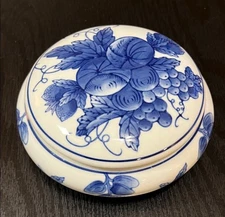 VTG Asian Blue/White Plum Blossom Chinoiserie Box w/ Lid - Porcelain Powder Jar