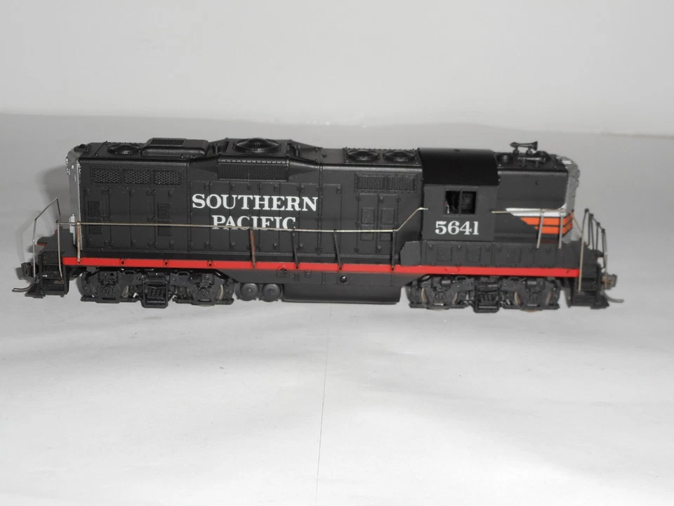 Athearn 3162 GP9 Southern Pacific Diesel. Excell cond. 2 rail DC analogue. HO. - Image 3 of 4