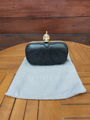 アントワネット Alexander McQueen Black Leather Embroidered Skull Box Clutch