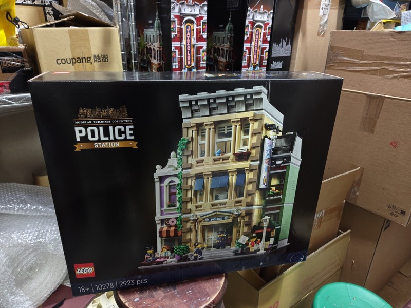LEGO Icons: Police Station (10278)NEW&FREE SHIPPIHG!!!