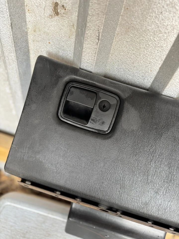 手套盒 适合 2000 2001 2002 2003 2004 年 2005 年雪佛兰 MONTE CARLO 黑色 带钥匙 — 第 2/4 张图片