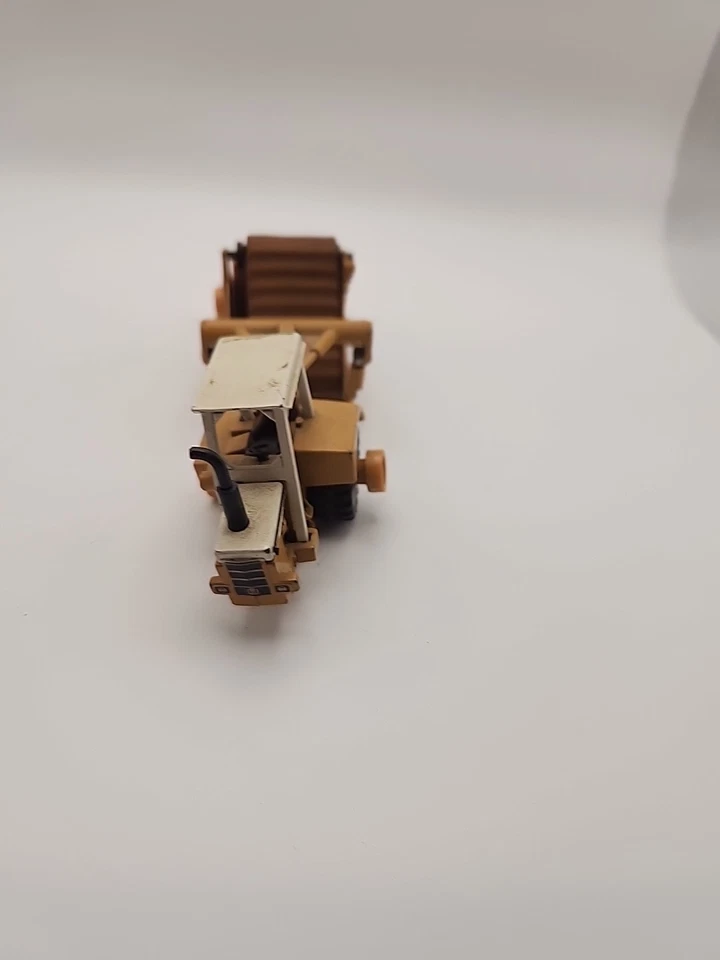 Raspador fundido a presión Ertl Miniatures Mighty Movers International 412B 1:64 Foto 3 de 4