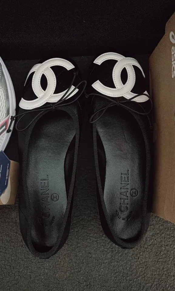Chanel zapatos planos de ballet Cambon blanco y negro #Chanel #BalletFlats #Y2K #Coquette Foto 2 de 4