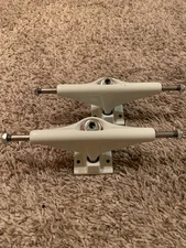 Custom White Venture - Throw Team Edition Trucks 8.5”