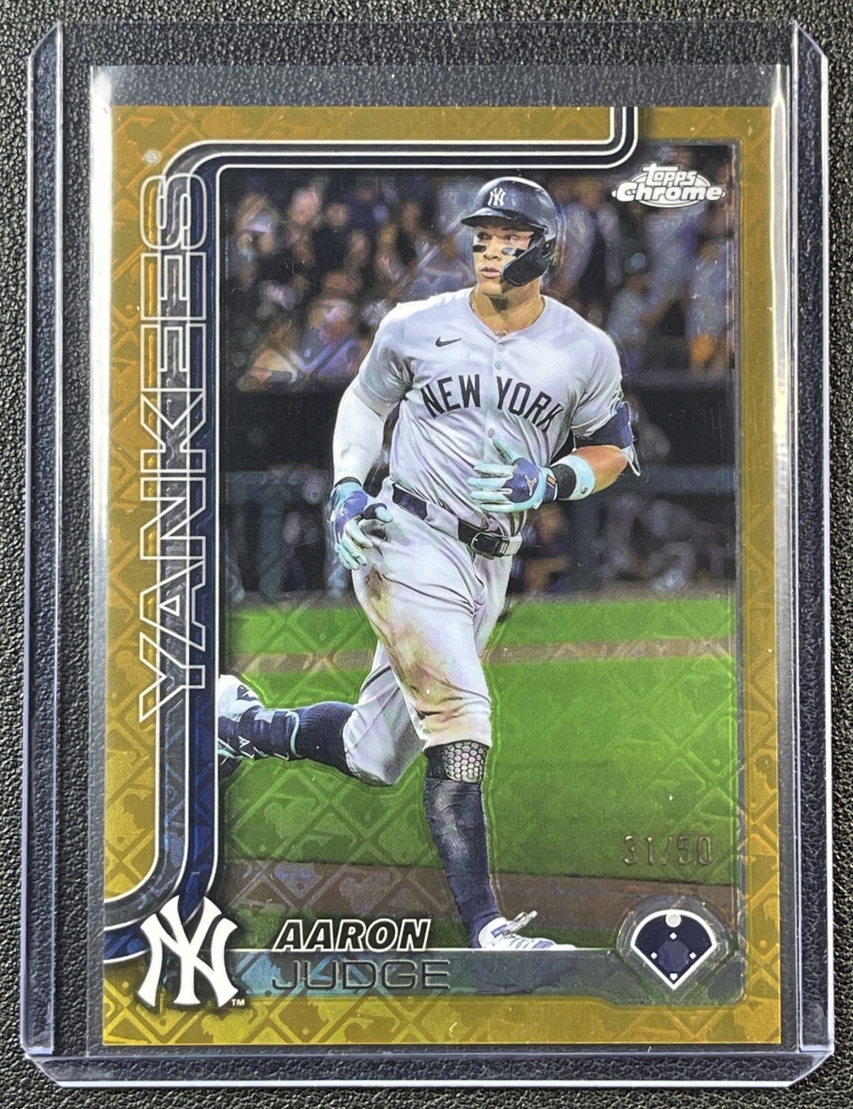 AARON JUDGE 2025 TOPPS CHROME LOGOFRACTOR #99 IMAGE VARIATION GOLD REFRACTOR /50