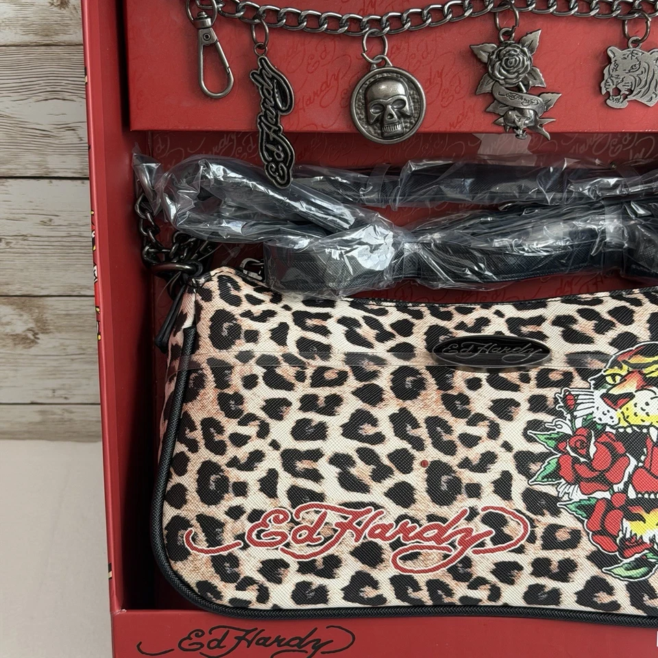 Ed Hardy Baguette Leopardo Bolso Bandolera de Hombro Conjunto de Regalo con Dijes Nuevo en Caja Foto 4 de 4